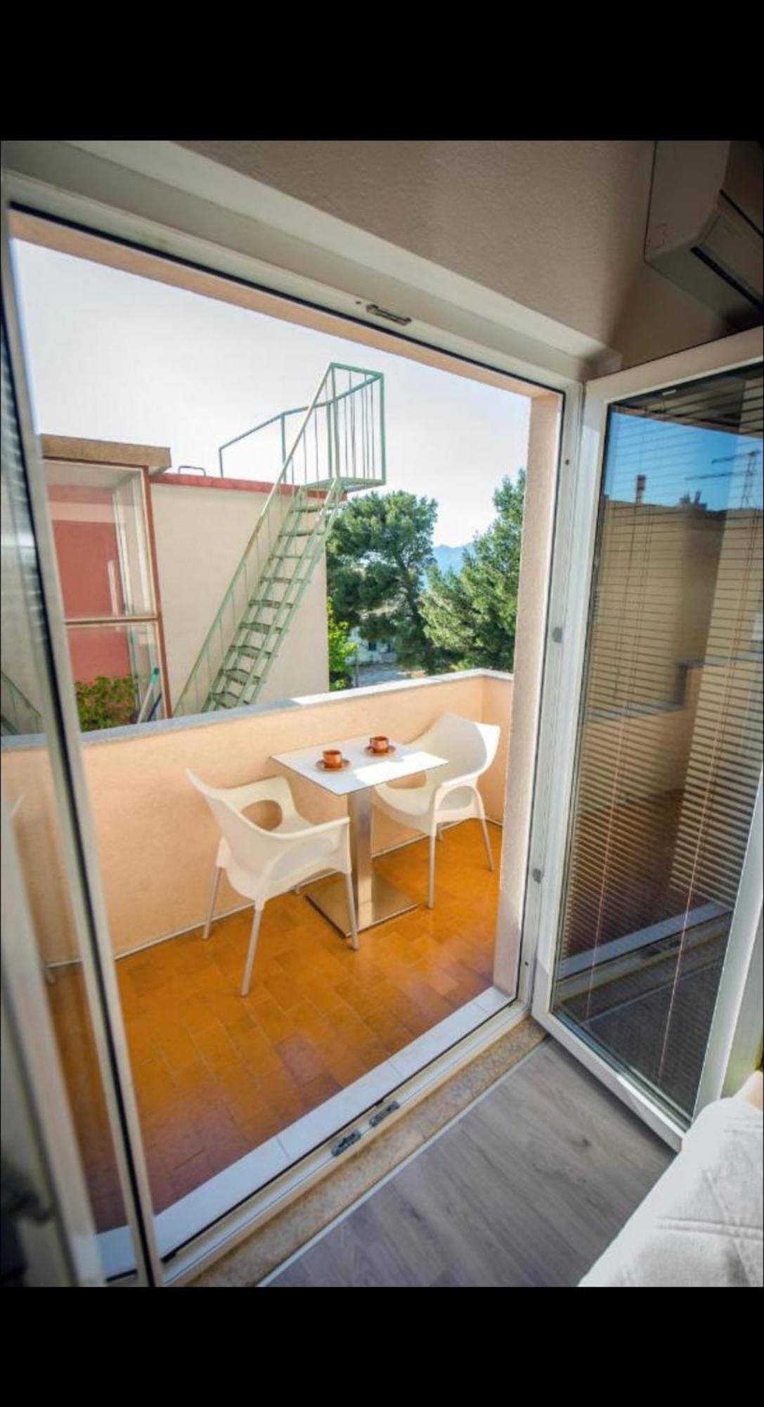With Free Private Parking Apartmán